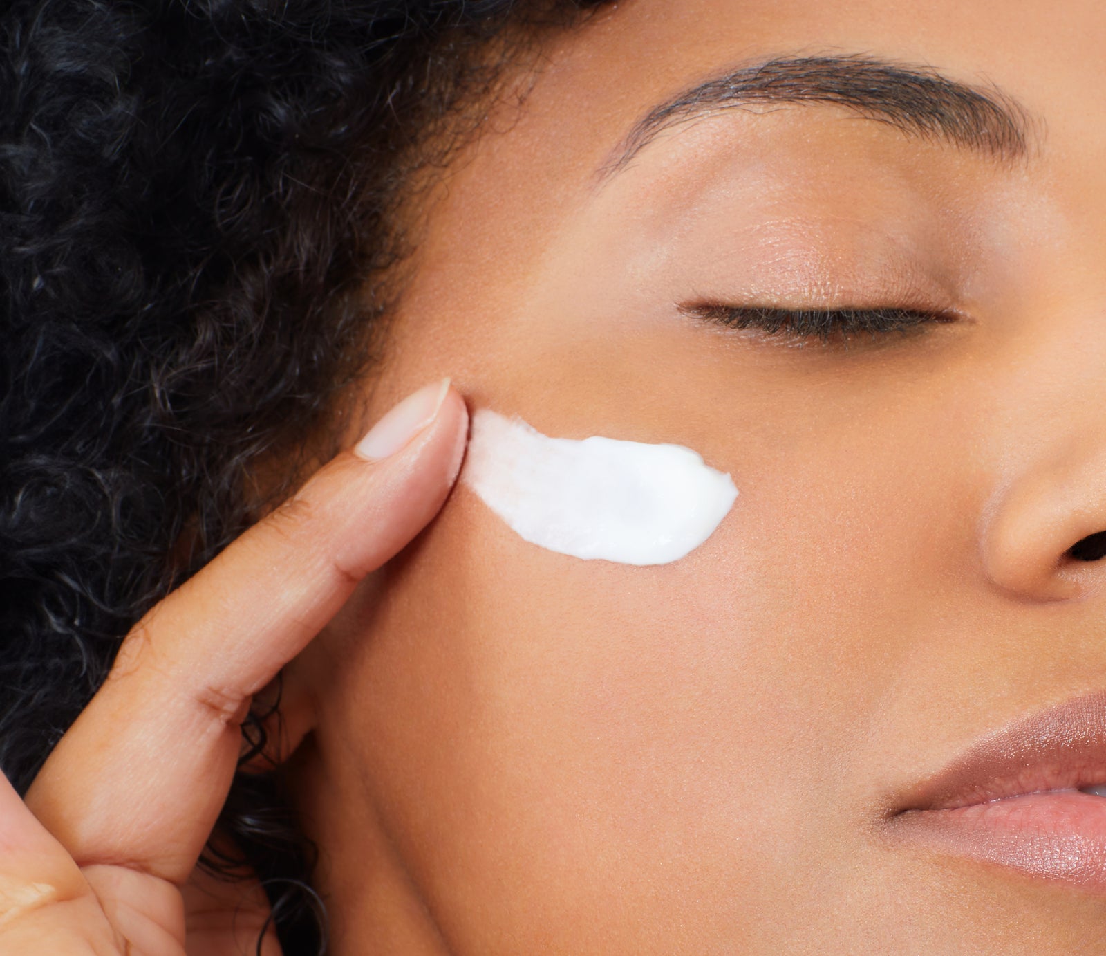 model applying moisturizer