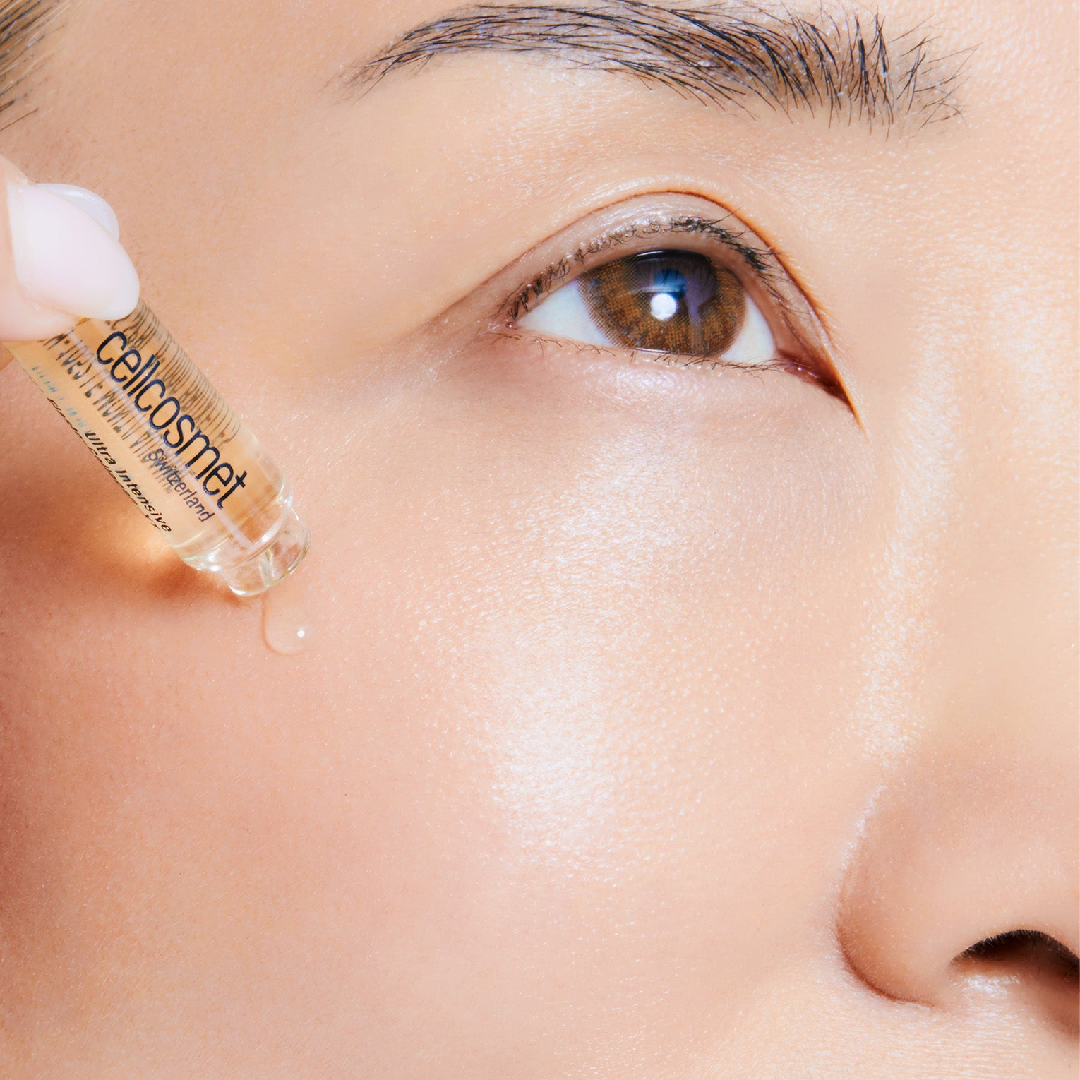 woman applying Ultra Brightening Elasto Collagen -XT