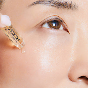 woman applying Ultra Brightening Elasto Collagen -XT